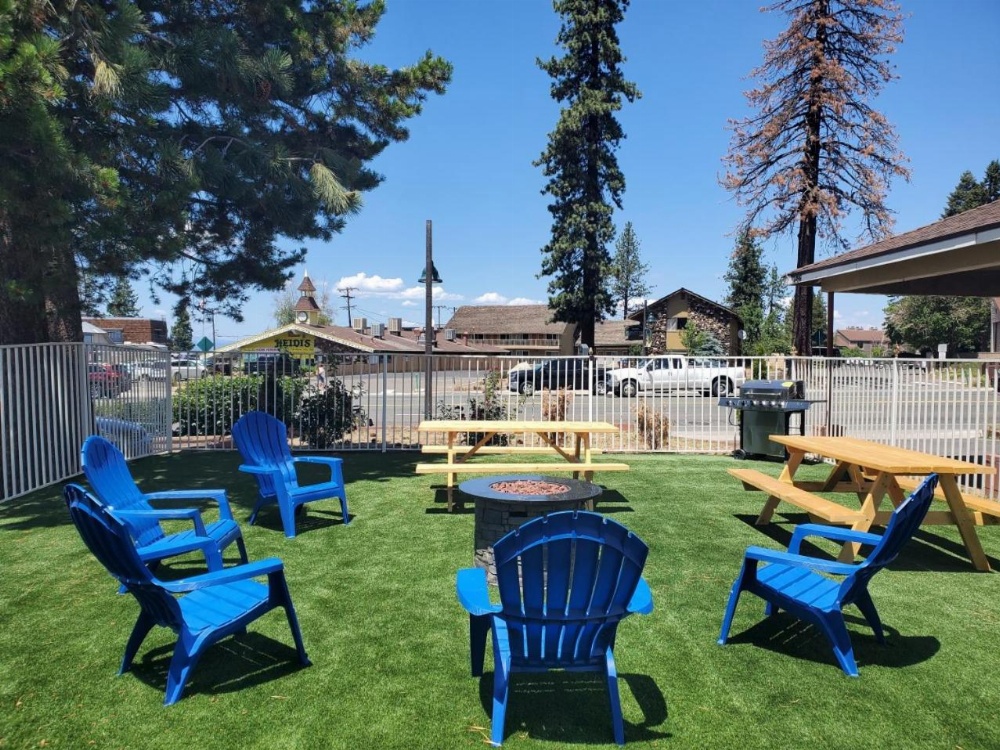 Bluebird Day Inn & Suites